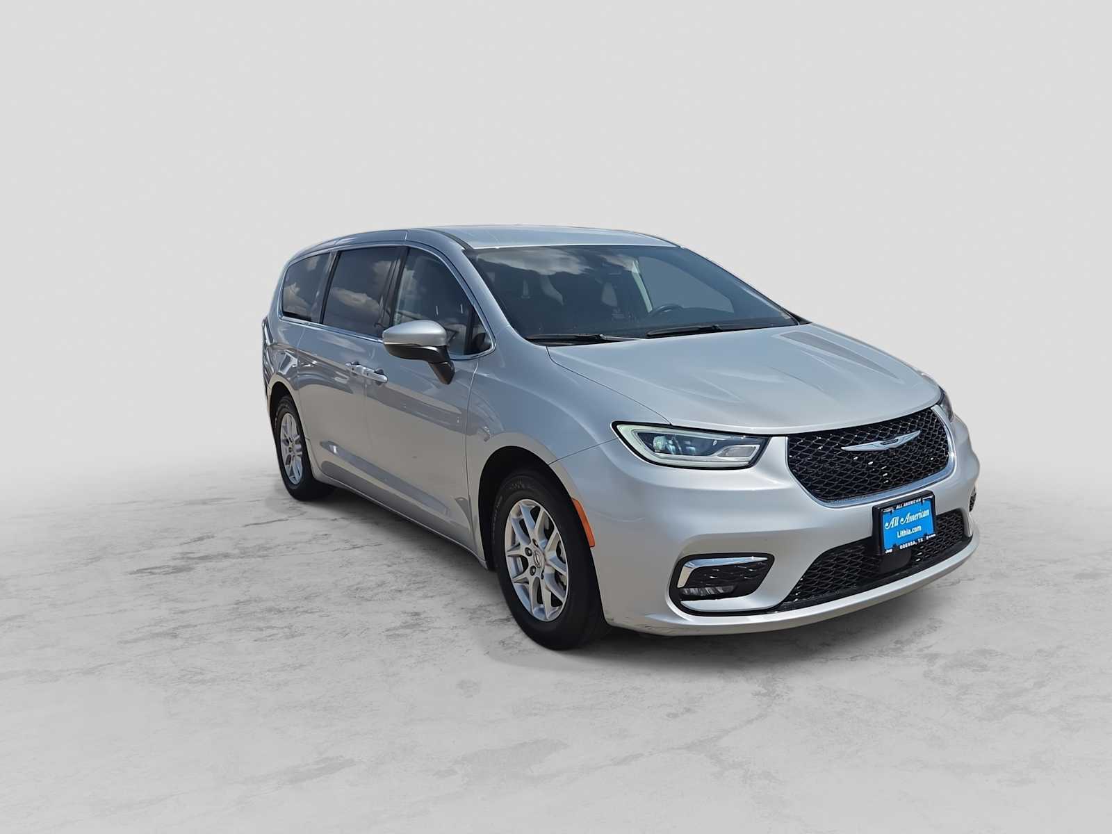 Used 2023 Chrysler Pacifica - photo 2