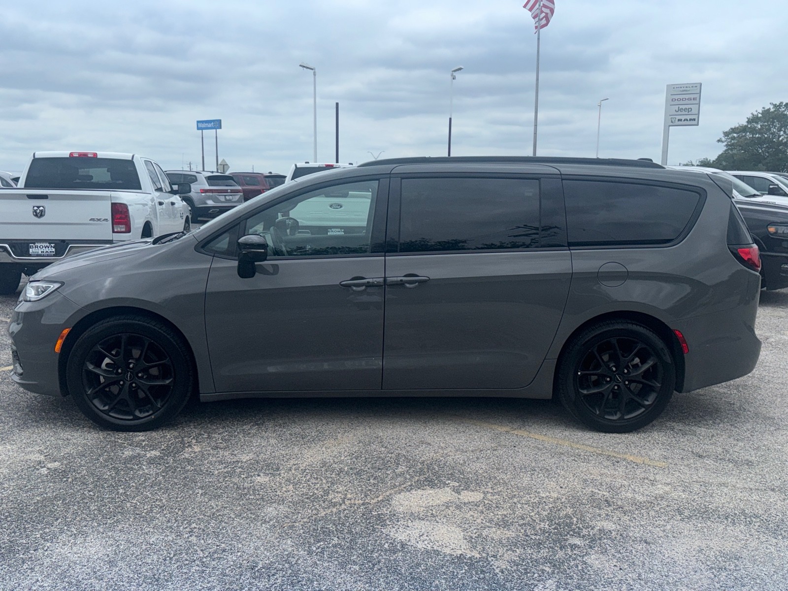 Used 2025 Chrysler Pacifica - photo 2
