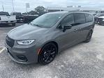 Used 2025 Chrysler Pacifica Limited Minivan thumbnail 3