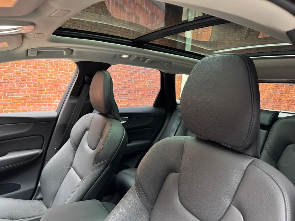 Used 2025 Volvo XC60 - photo 2