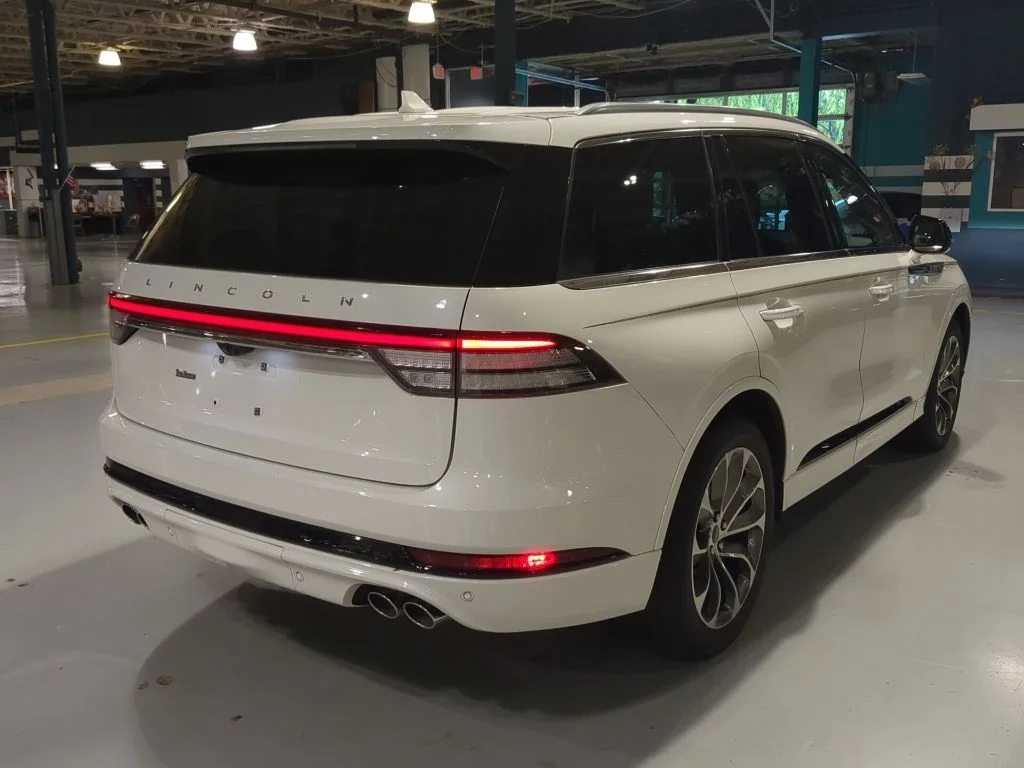 Used 2023 Lincoln Aviator - photo 2