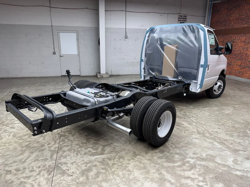 New 2027 Ford E-350 - photo 2