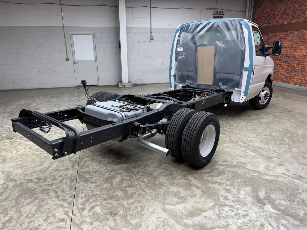 New 2027 Ford E-350 - photo 2