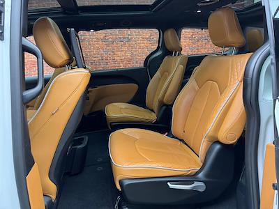 Used 2021 Chrysler Pacifica - photo 2