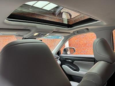 Used 2023 Toyota Highlander - photo 1