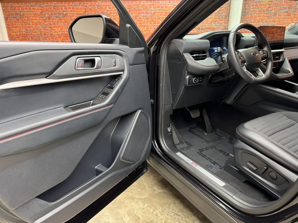 Used 2025 Ford Explorer - photo 12
