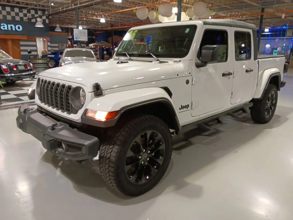Used 2025 Jeep Gladiator - photo 11