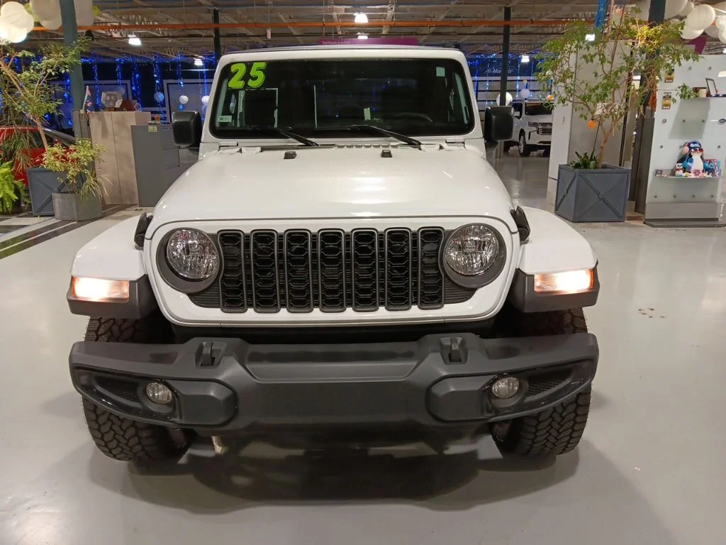 Used 2025 Jeep Gladiator - photo 3