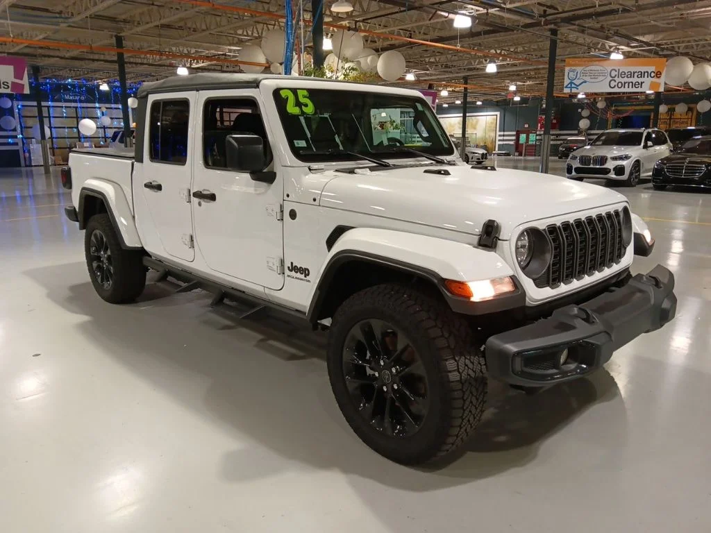 Used 2025 Jeep Gladiator - photo 4