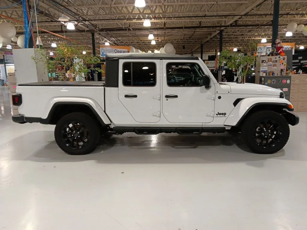 Used 2025 Jeep Gladiator - photo 5