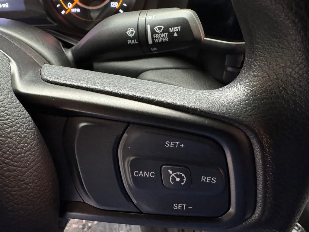 Used 2025 Jeep Gladiator - photo 2