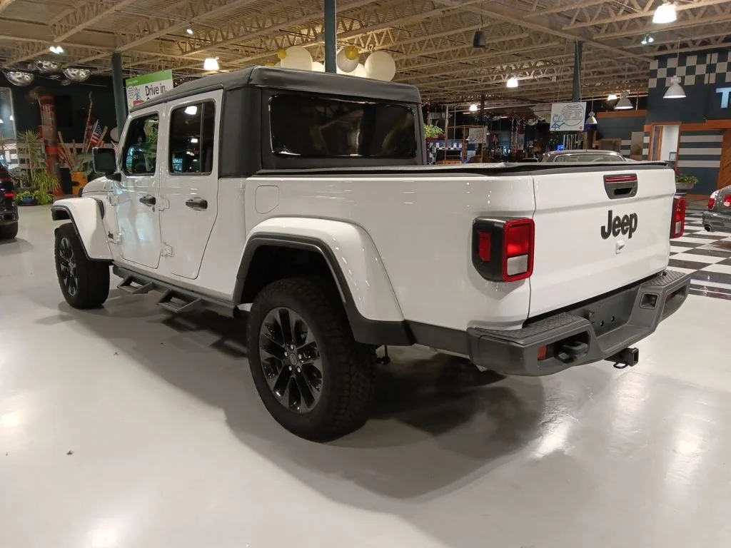 Used 2025 Jeep Gladiator - photo 2