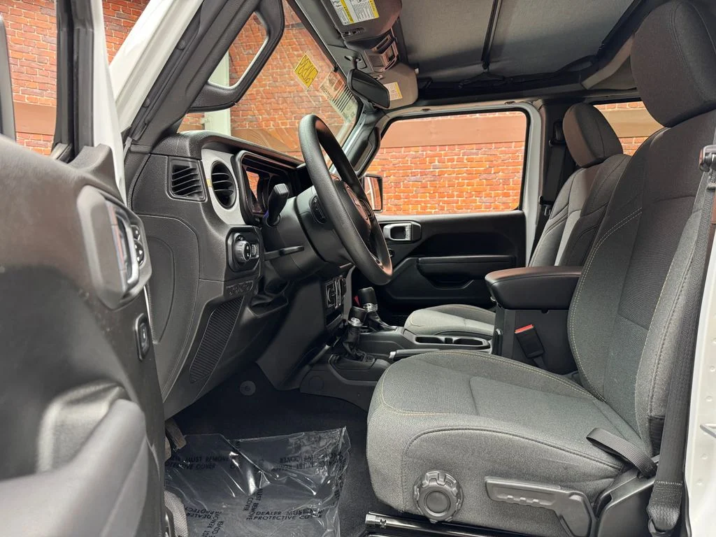 Used 2025 Jeep Gladiator - photo 11