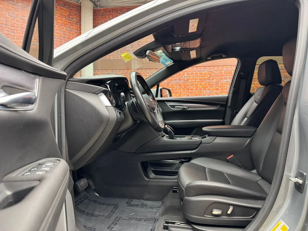 Used 2023 Cadillac XT5 - photo 6
