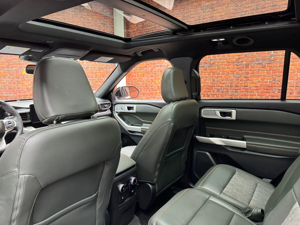 Used 2023 Ford Explorer - photo 2