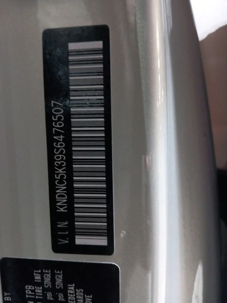 Used 2025 Kia Carnival - photo 2
