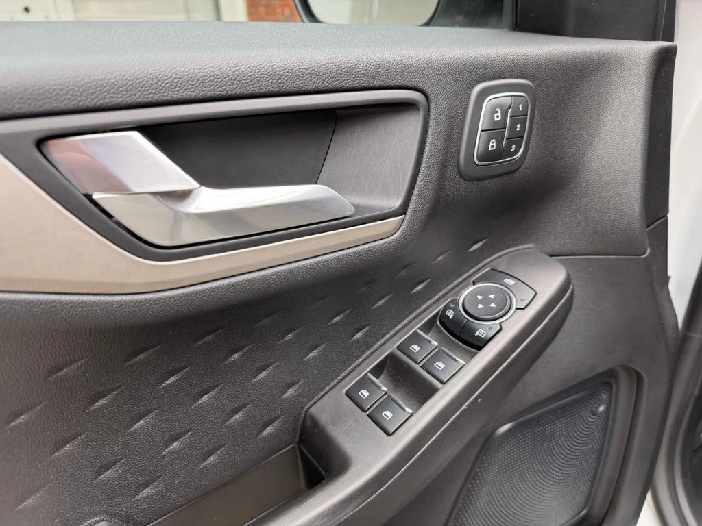 Used 2020 Ford Escape - photo 17