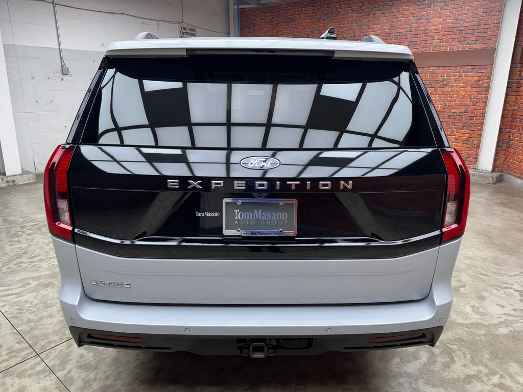Used 2025 Ford Expedition - photo 1