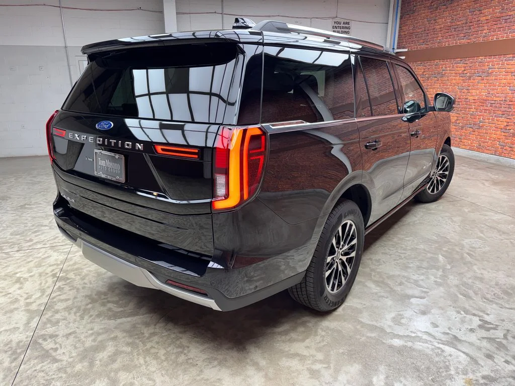 Used 2025 Ford Expedition - photo 2