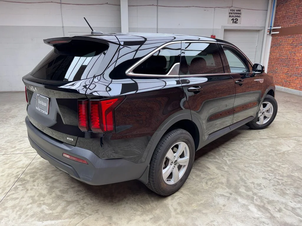 Used 2023 Kia Sorento - photo 2