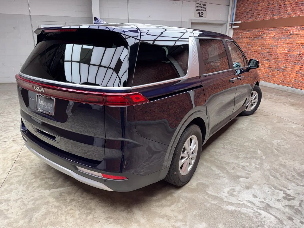 Used 2024 Kia Carnival - photo 2