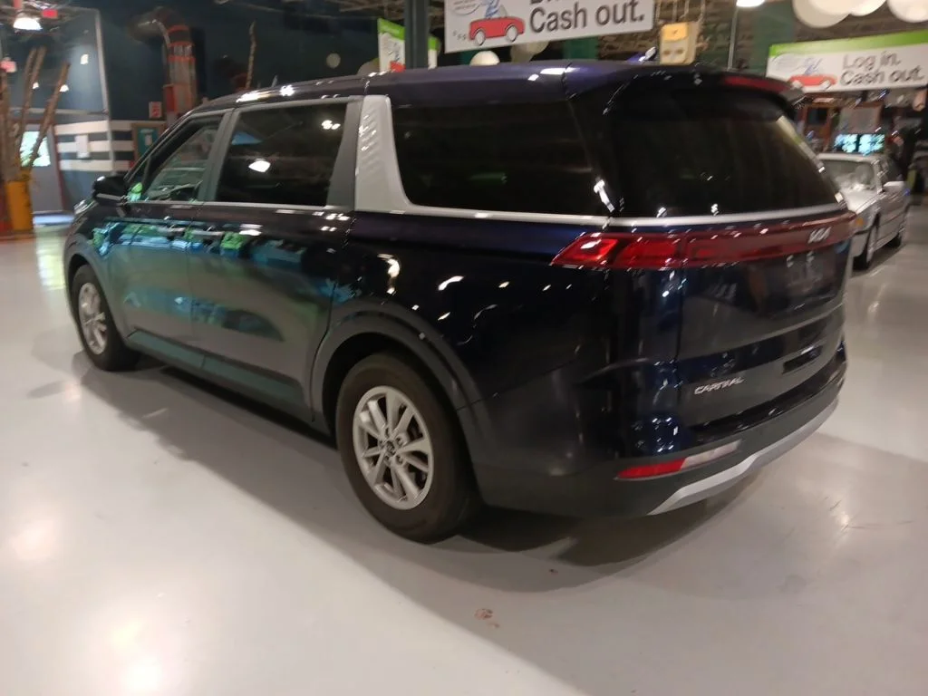 Used 2024 Kia Carnival - photo 2