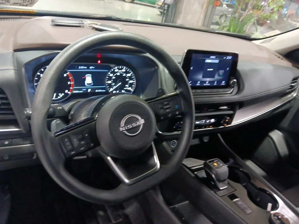 Used 2023 Nissan Rogue - photo 2