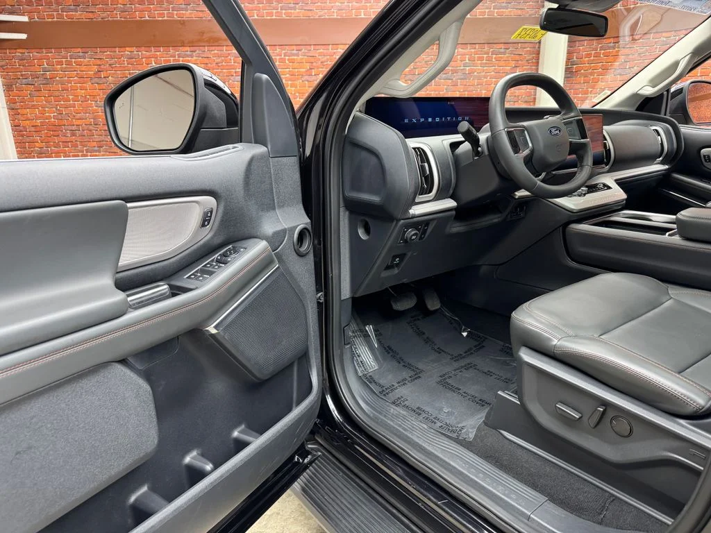 Used 2025 Ford Expedition - photo 1