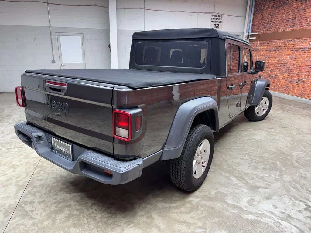 Used 2020 Jeep Gladiator - photo 2