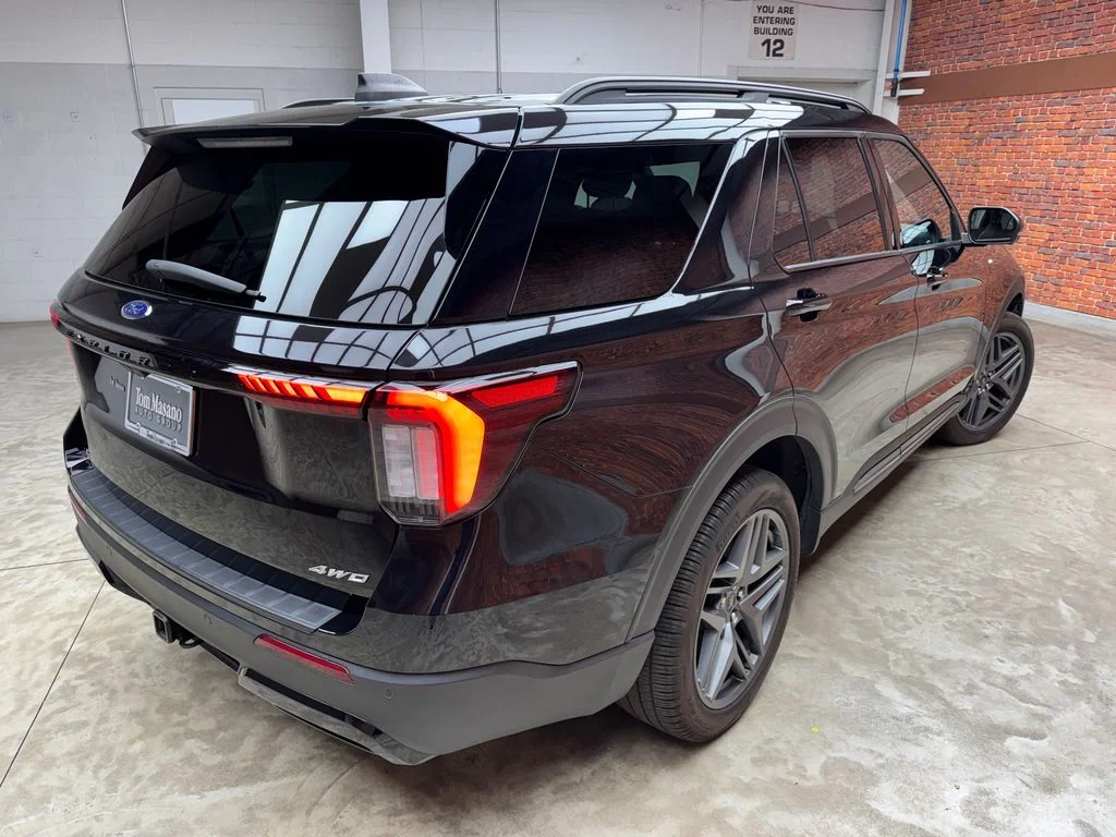 Used 2025 Ford Explorer - photo 2
