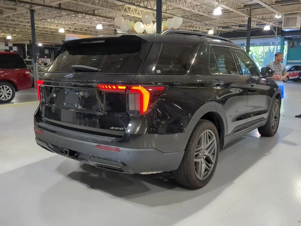 Used 2025 Ford Explorer - photo 2