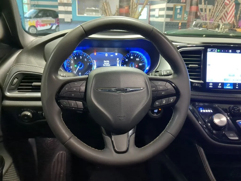 Used 2025 Chrysler Pacifica - photo 1