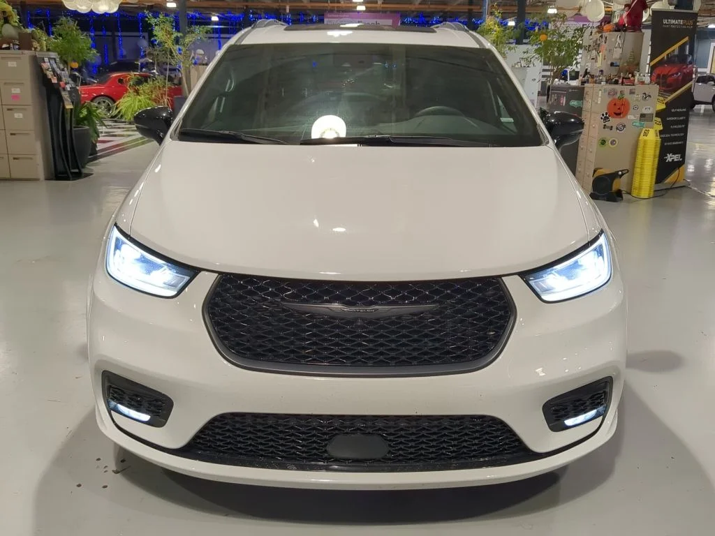 Used 2025 Chrysler Pacifica - photo 2