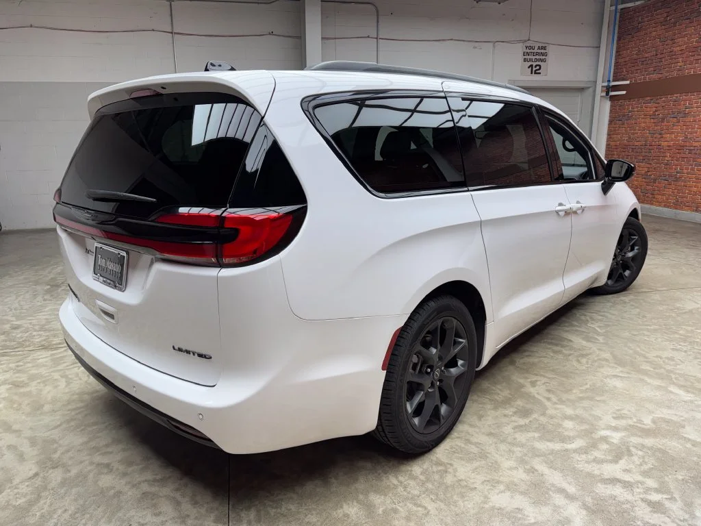 Used 2025 Chrysler Pacifica - photo 2