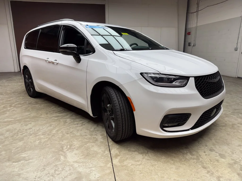 Used 2025 Chrysler Pacifica - photo 1