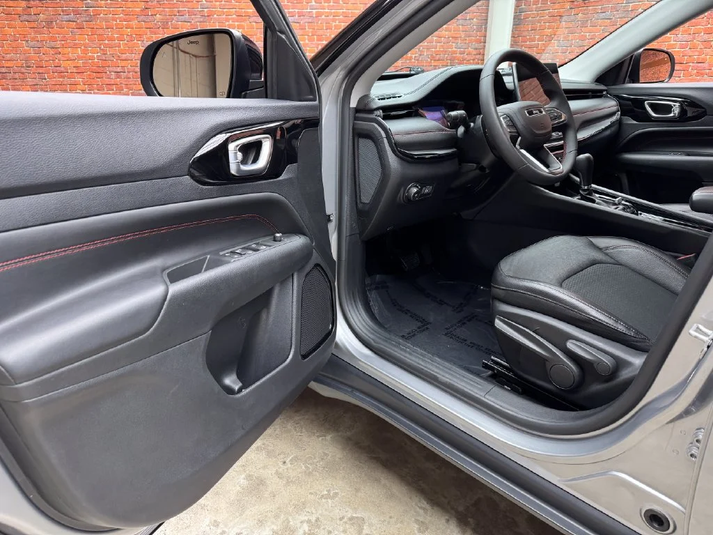 Used 2022 Jeep Compass - photo 2