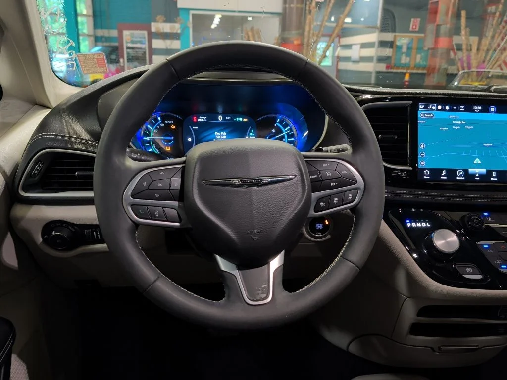 Used 2023 Chrysler Pacifica - photo 1