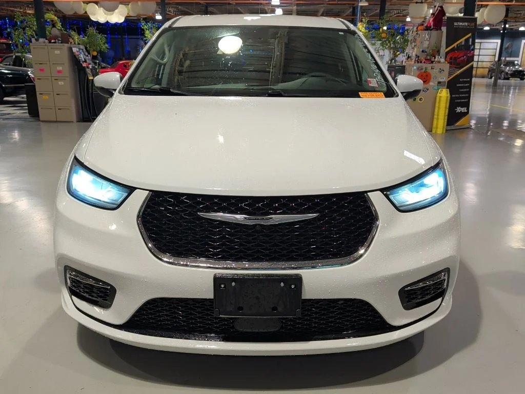 Used 2023 Chrysler Pacifica - photo 2