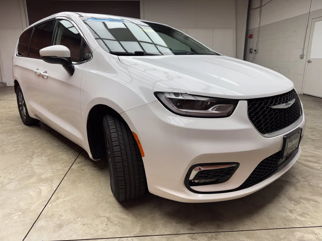 Used 2023 Chrysler Pacifica - photo 1