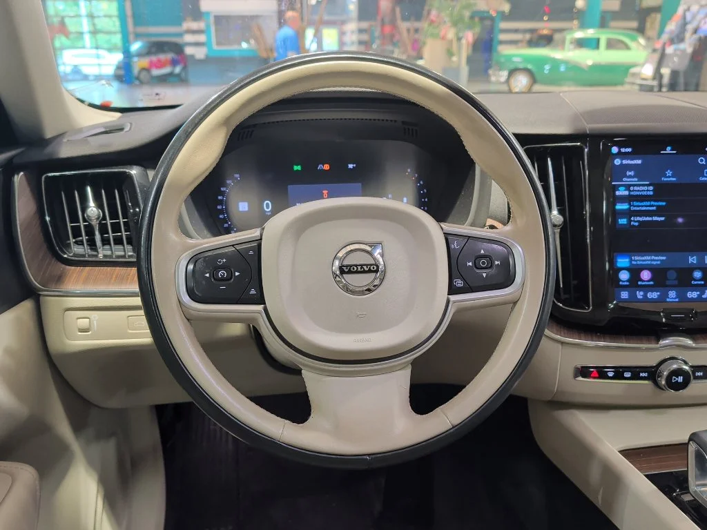 Used 2022 Volvo XC60 - photo 2