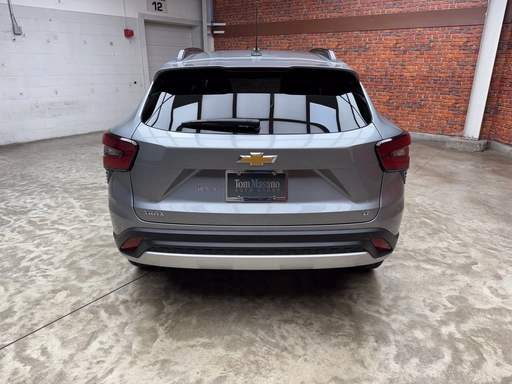 Used 2025 Chevrolet Trax - photo 2