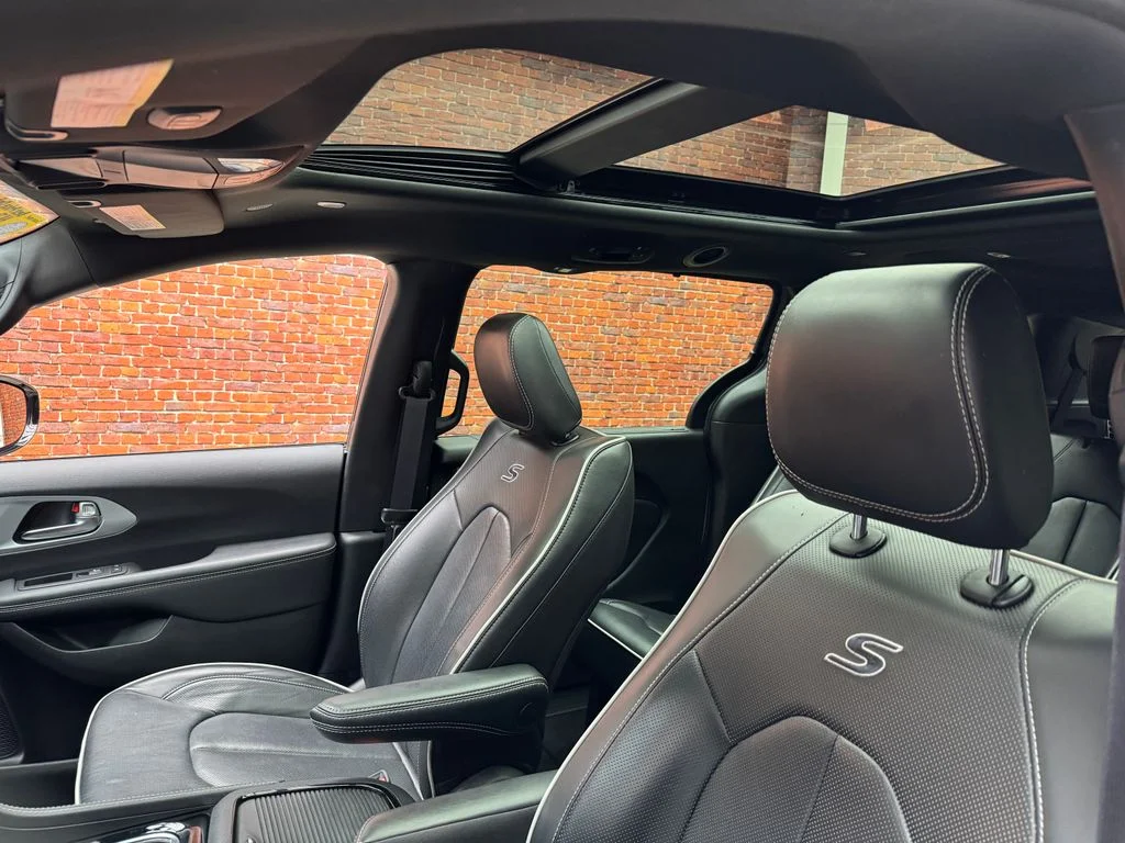 Used 2025 Chrysler Pacifica - photo 2