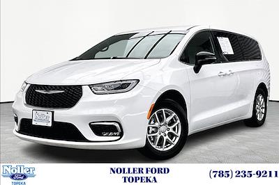 Used 2025 Chrysler Pacifica - photo 1