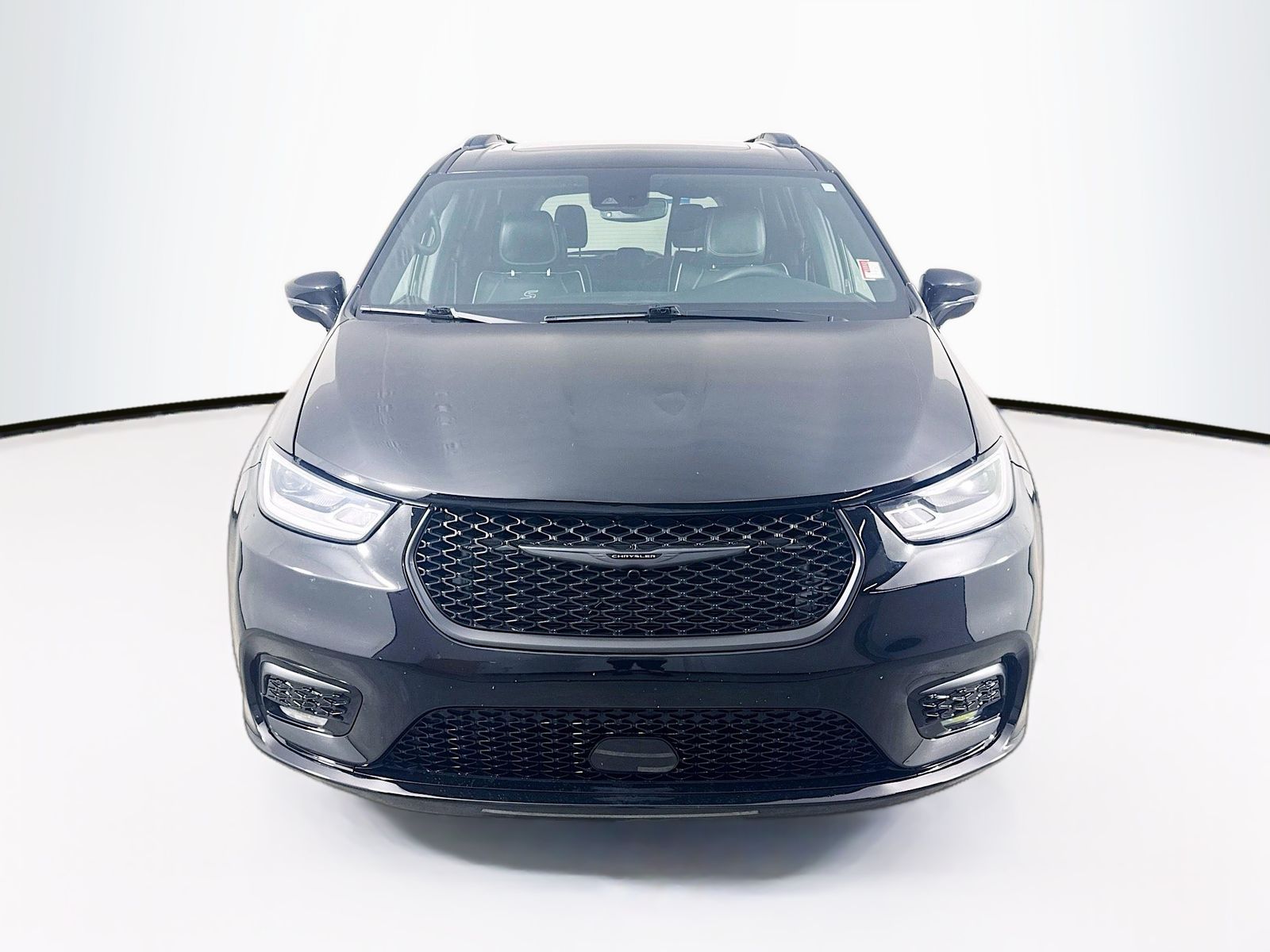 Used 2025 Chrysler Pacifica - photo 2