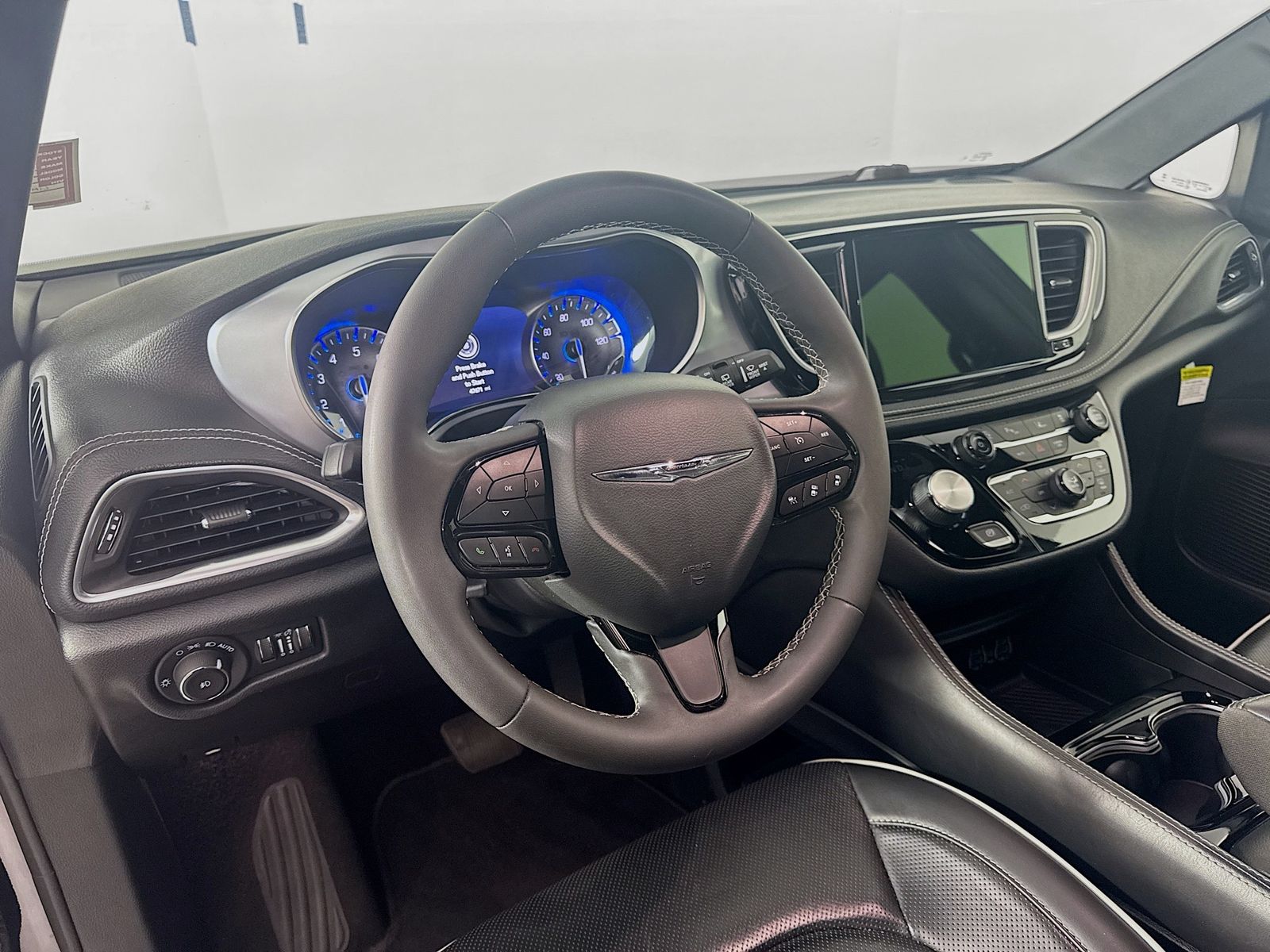 Used 2025 Chrysler Pacifica - photo 11
