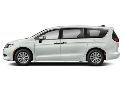 Used 2020 Chrysler Voyager - photo 1