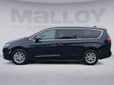 Used 2024 Chrysler Pacifica - photo 2