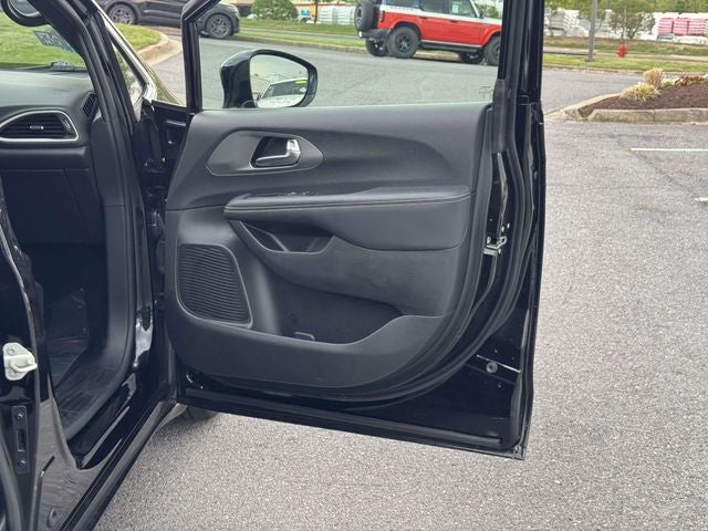 Used 2025 Chrysler Pacifica - photo 11