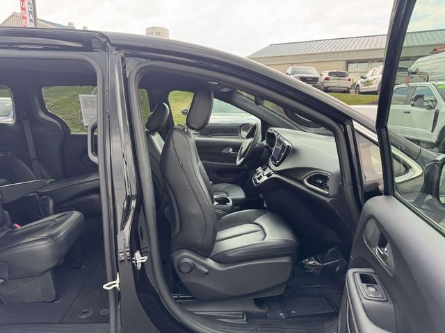Used 2025 Chrysler Pacifica - photo 12