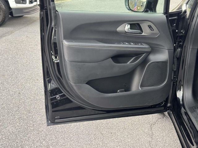 Used 2025 Chrysler Pacifica - photo 15